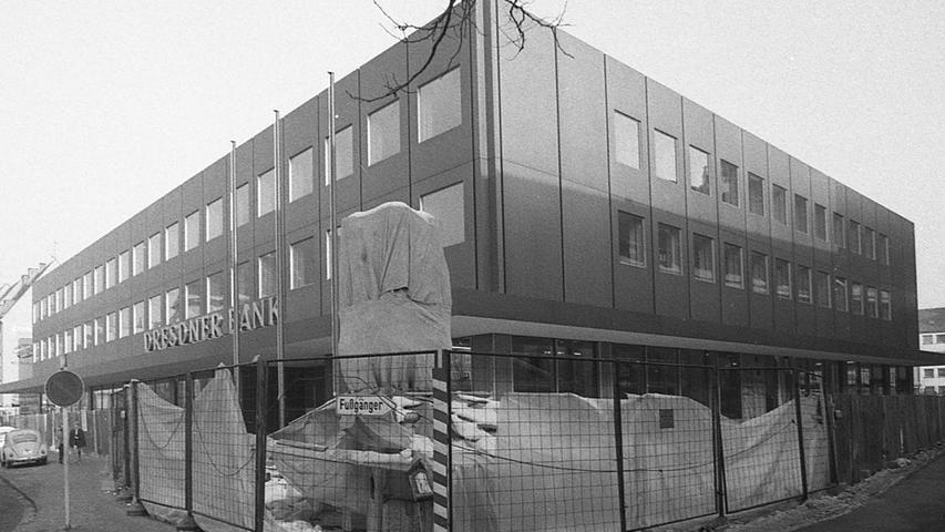 Dieses Bankgebäude neben dem Hl.-Geist-Spital erregt die Gemüter. Vor allem die Fassade steht im Mittelpunkt der Kritik. Hier geht es zum Artikel vom 15. Januar 1970: Da staunen die Leute Bauklötze