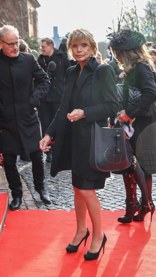 Auch Uschi Glas, eine der großen deutschen Schauspielerinnen, beschritt ebenfalls den roten Teppich vor der berühmtesten Hamburger Kirche.