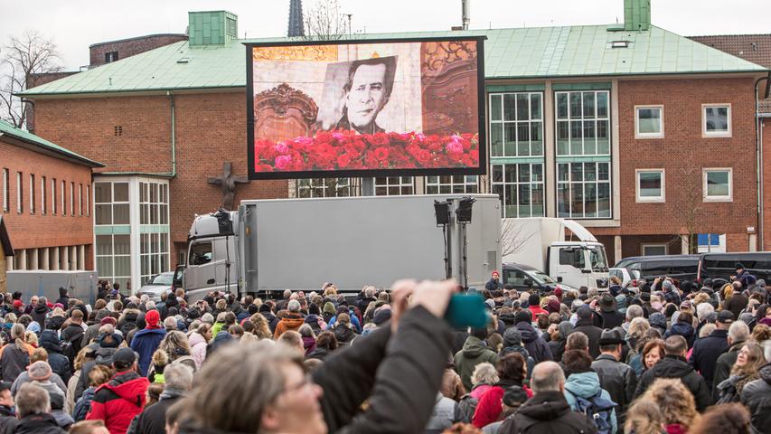 Auf einer Großbildleinwand, die auf dem Kirchplatz neben St. Michaelis aufgestellt worden war, verfolgten tausende Menschen die Trauerfeierlichkeiten im Inneren der Kirche.