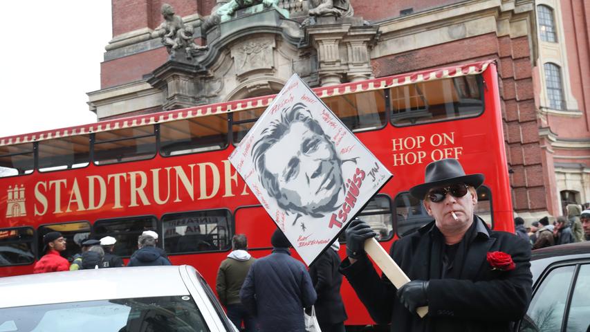 Auch Schauspieler Ben Becker nahm am Trauerzug teil. Er hält ein Plakat mit dem Gesicht des Verstorbenen in den Händen.