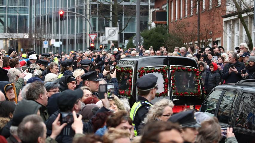 Als der Wagen mit dem Leichnam durch Hamburg fuhr, standen tausende Menschen am Straßenrand und verabschiedeten sich von ihrem Idol.