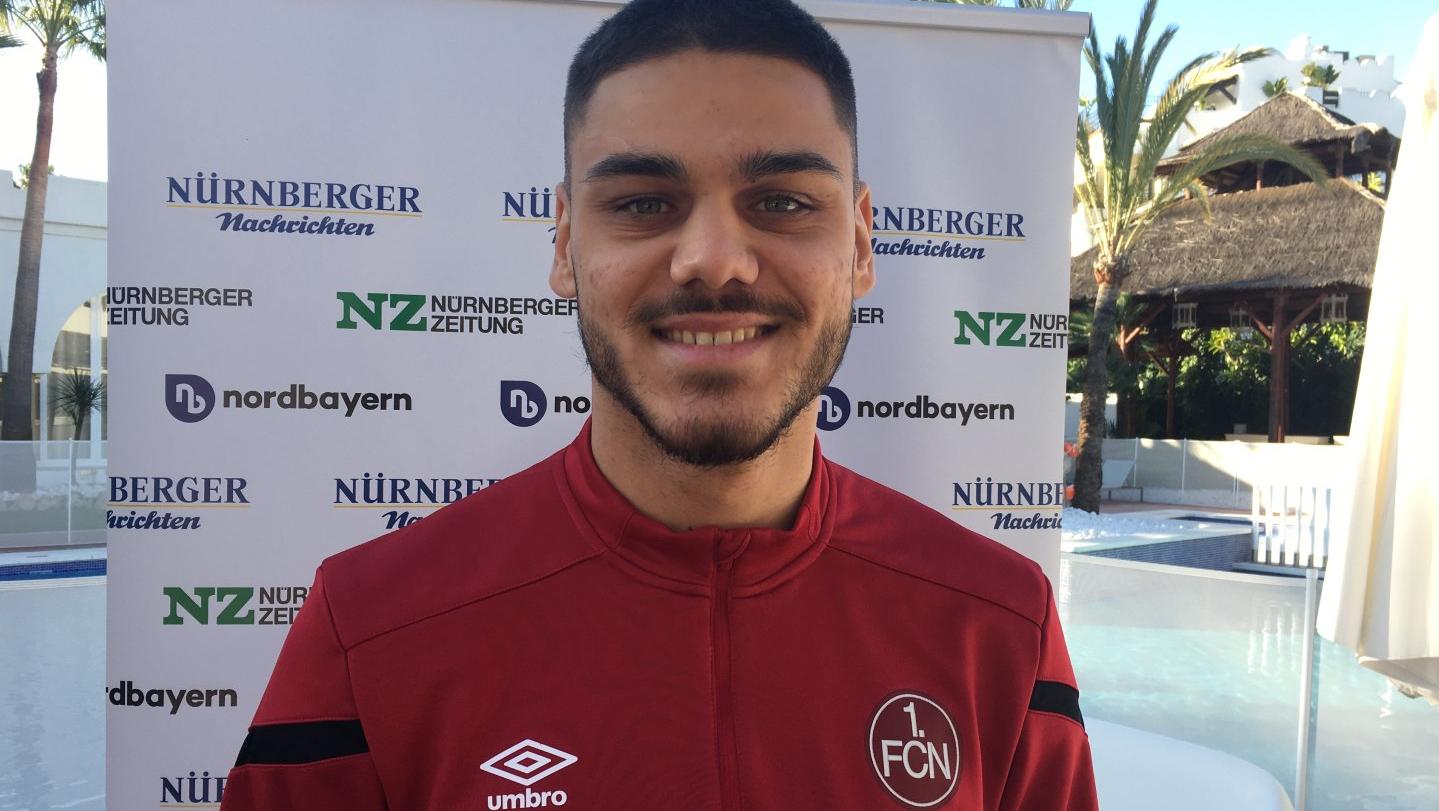 Gut gelaunt beim Keller-Club: Defensiv-Hüne Konstantinos Mavropanos stellt bei Nürnbergs Abstiegskämpfern im Abwehrverbund eine weitere Option dar.