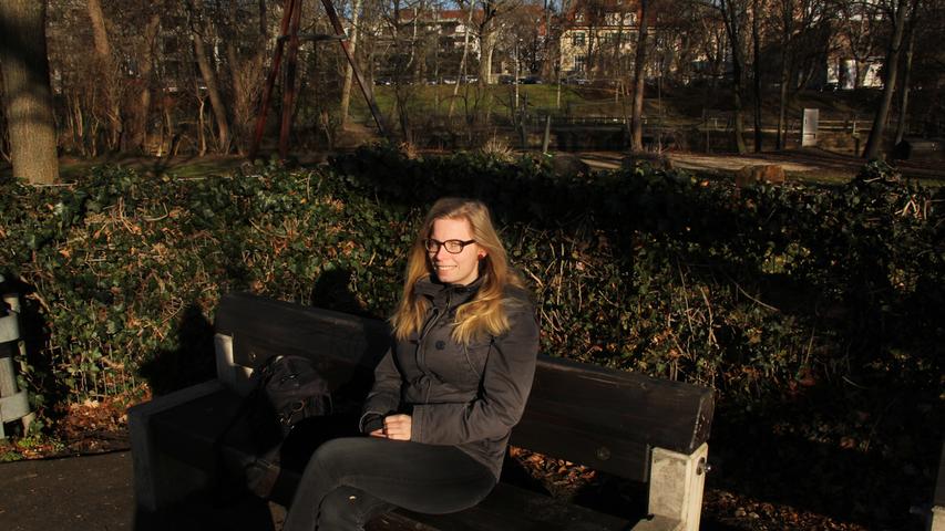 Die 23-jährige Julia sitzt auf einer Parkbank und genießt die Sonnenstrahlen. Sie macht gerade Pause vom Schreiben ihrer Abschlussarbeit. Trotzdem ist ihr das Wetter nicht ganz geheuer: 