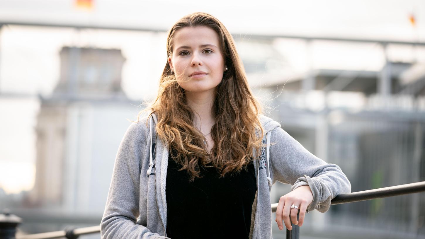 Die Klimaschutzaktivistin Luisa Neubauer von Fridays for Future steht am Rande einer Pressekonferenz zu einer Klage der Deutschen Umwelthilfe (DUH), Greenpeace, Germanwatch und BUND gegen das vom Bundestag und der Bundesregierung verabschiedete Klimapaket.