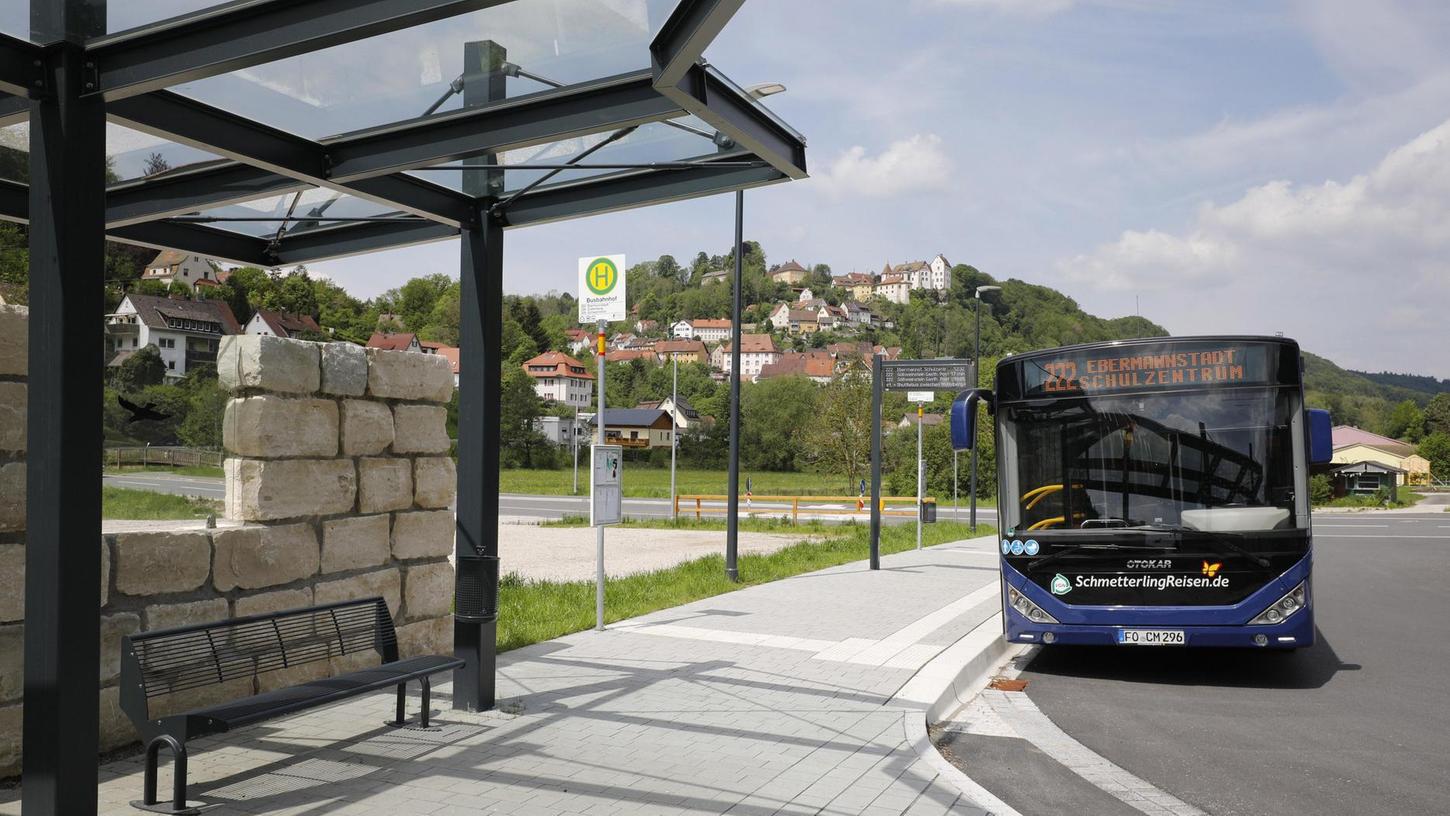Der barrierefreie Busbahnhof in Egloffstein ist eines der Vorzeigeobjekte im Landkreis Forchheim. Eine ZDF-Seniorenstudie ergab ein schlechtes Ergebnis in Sachen ÖPNV. Dabei hat der Landkreis in den vergangenen Jahren viel in den Nahverkehr investiert.