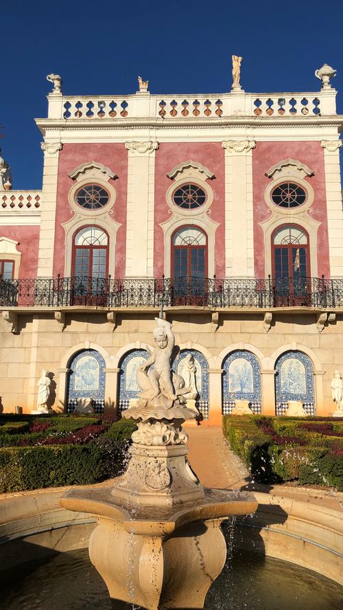 ...zum Übernachten ist das Hotel Pousada Palácio in Estói, ein Lustschloss aus dem 19. Jahrhundert, das mit Swimmingpool und einer sehr schönen Gartenanlage aufwartet. Auch das Interieur...