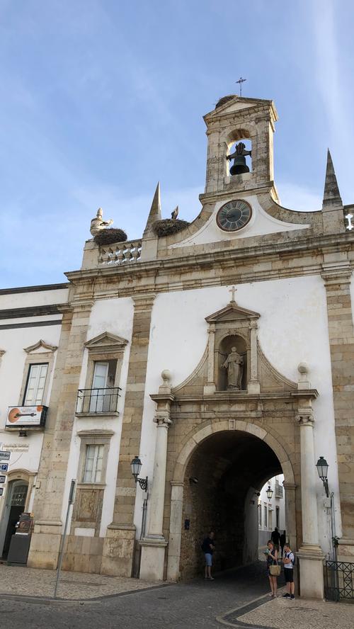 ...ihre vielen Storchennester bekannt ist. Allein zwei davon schmücken den "Arco da Vila", das Stadttor. Vor der Stadt liegt...