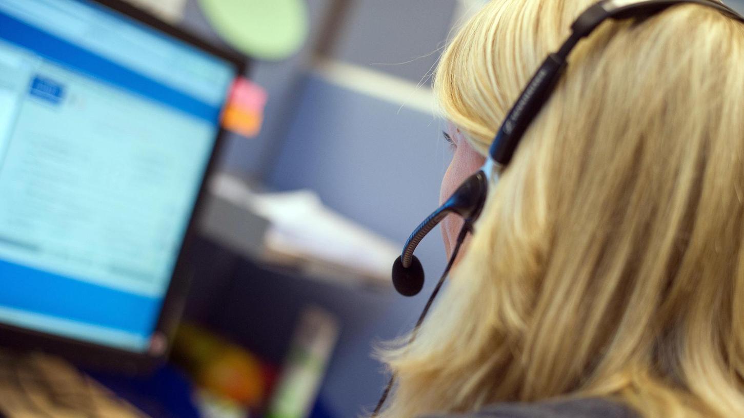 Bei ungewollten Anrufen von Callcenter-Mitarbeitern kann die Lösung Experten zufolge auch sein, einfach aufzulegen.