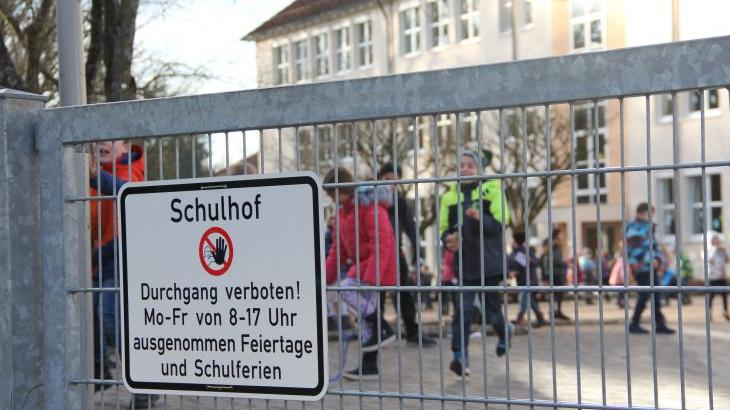 Um Schwarzenbrucker Grundschule: Der Zaun kommt