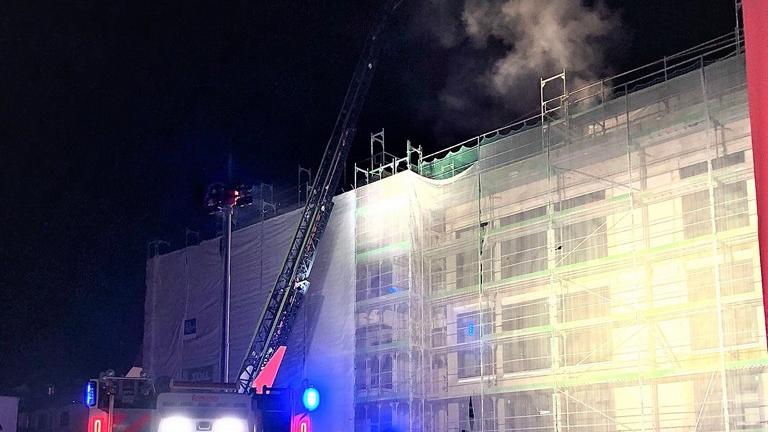 Ein Dachstuhl in Herzogenaurach ist am frühen Morgen in Flammen ausgebrochen. Die Feuerwehr rückte sofort aus.