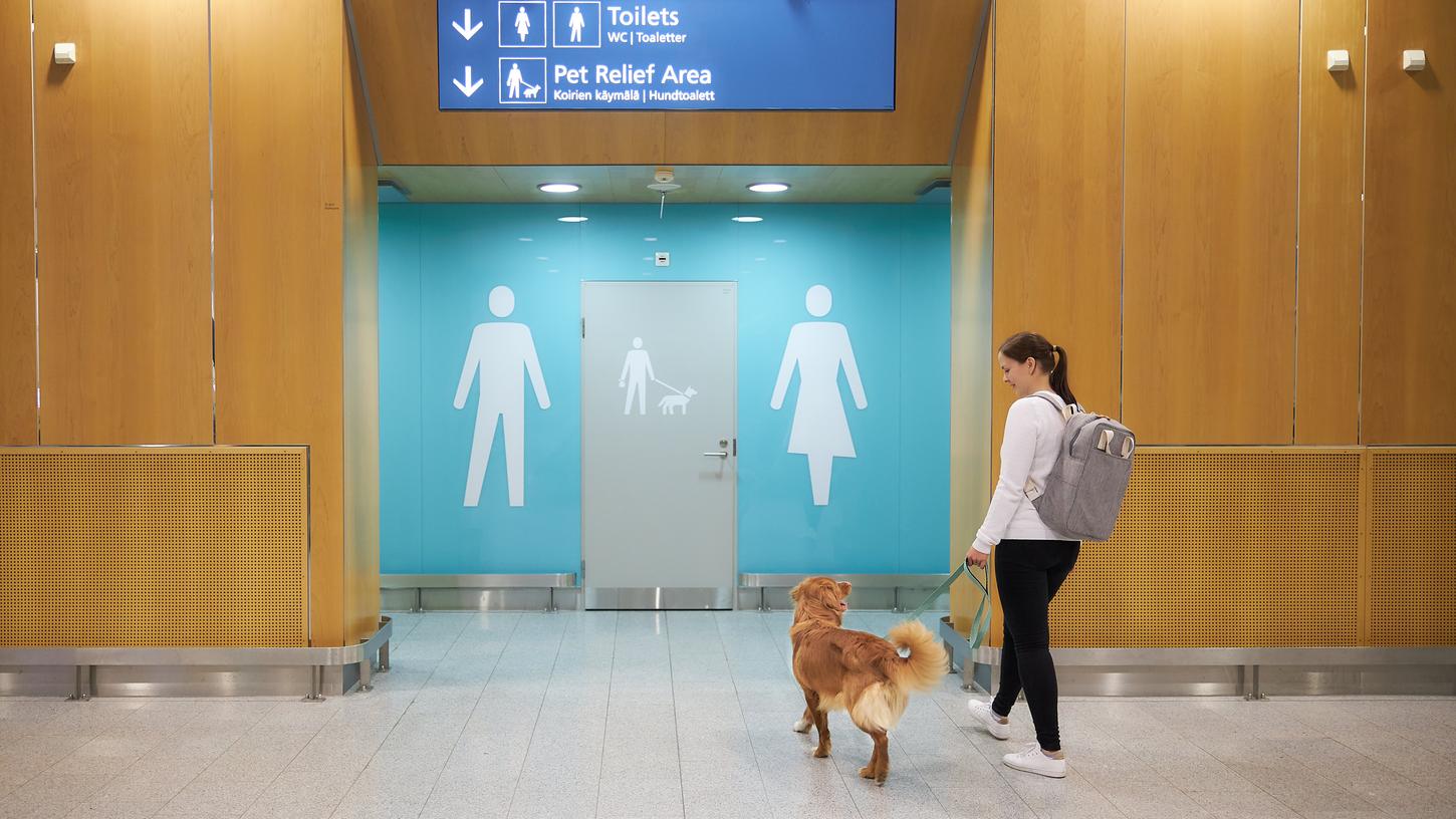 Der finnische Flughafenbetreiber Finavia hat am Airport Helsinki-Vantaa einen Toilettenbereich für Vierbeiner eingeführt.