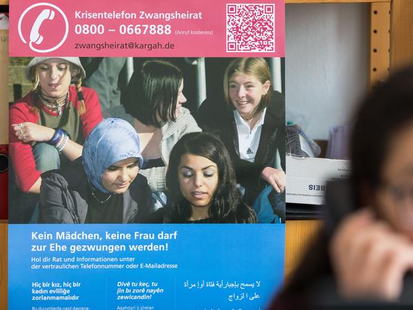 Über ein Krisentelefon gegen Zwangsheirat kann jungen Mädchen und Frauen geholfen werden. Die Mitarbeiter, hier in Hannover, beraten verstärkt Betroffene, die als Flüchtlinge nach Deutschland gekommen sind.