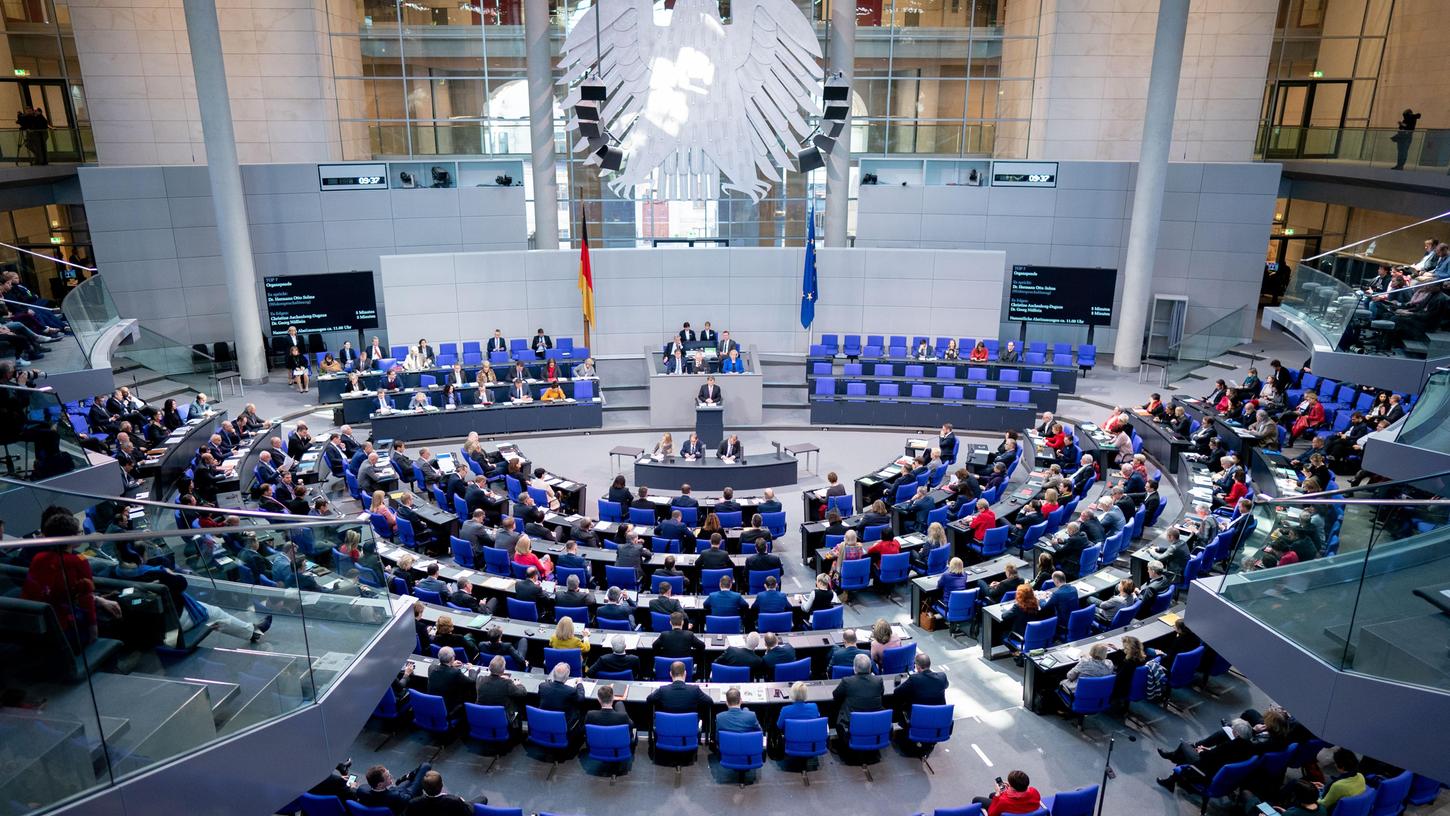 Berlin: Die Abgeordneten nehmen an der 140. Sitzung des Bundestages teil. Wichtigstes Thema der Sitzung ist die Abstimmung über neue Organspende-Regeln.