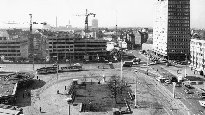 Baukräne und das Hochhaus am Plärrer: Die zentrale Verkehrsdrehscheibe in Nürnberg erhielt das erste Hochhaus Bayerns. Architekt des Wolkenkratzers war der Nürnberger Wilhelm Schlegtendal.