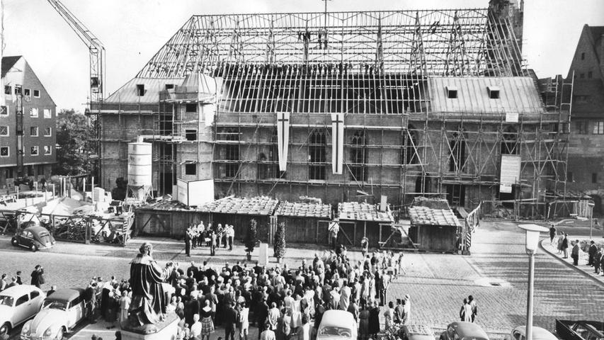 Richtfest am Hans-Sachs-Platz 1961: Anstelle der im Krieg weitgehend zerstörten Heilig-Geist-Kirche, wo einst die Reichskleinodien aufbewahrt wurden, entsteht ein Studentenheim.