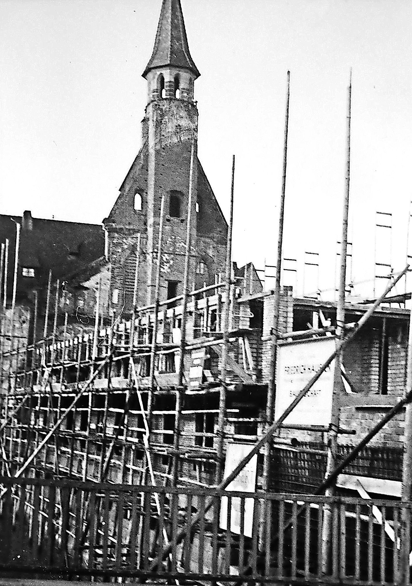Die Heilig-Geist-Kirche wurde im Zweiten Weltkrieg zerstört. Die evangelische Kirche baute ein Wohnheim für Studenten, statt das Gotteshaus zu rekonstruieren.