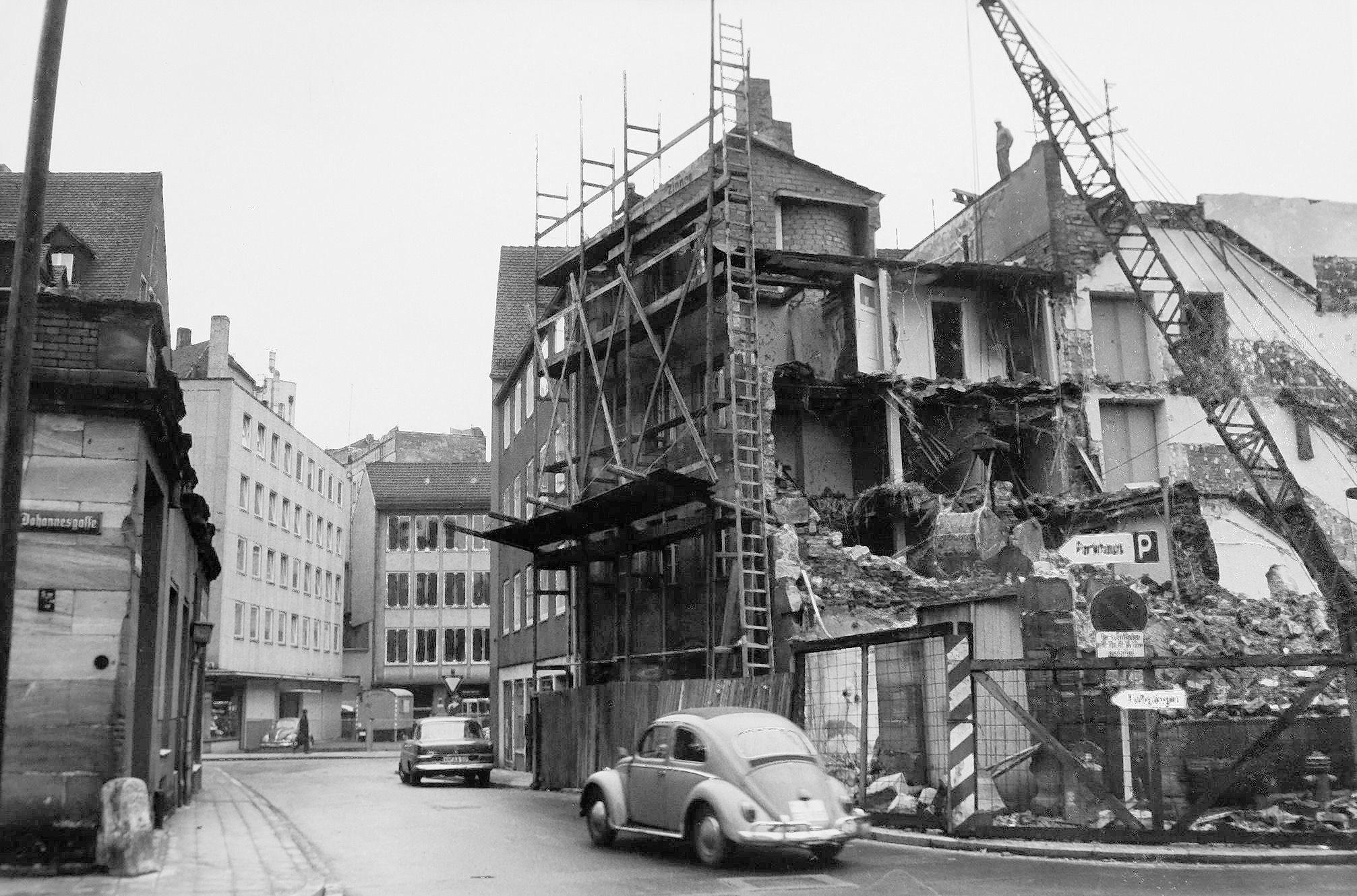 Die Bombenschäden des Zweiten Weltkriegs waren in der Stadt viele Jahre sichtbar. Bei der Hausruine Ecke Johannesgasse/An der Sparkasse (in der Nähe der Lorenzkirche) konnten Passanten lange Zeit in die zerstörten Wohnungen schauen.