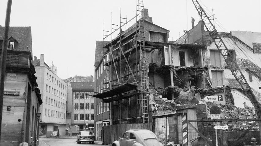 Die Bombenschäden des Zweiten Weltkriegs waren in der Stadt viele Jahre sichtbar. Bei der Hausruine Ecke Johannesgasse/An der Sparkasse (in der Nähe der Lorenzkirche) konnten Passanten lange Zeit in die zerstörten Wohnungen schauen.