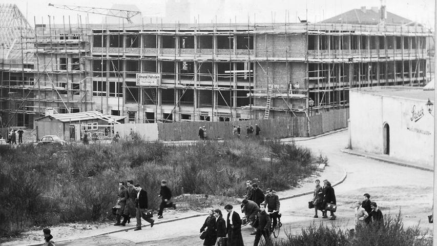 Die Schüler des Willstätter-Gymnasiums in Nürnberg bekommen Mitte der 1950er ein neues Atrium.