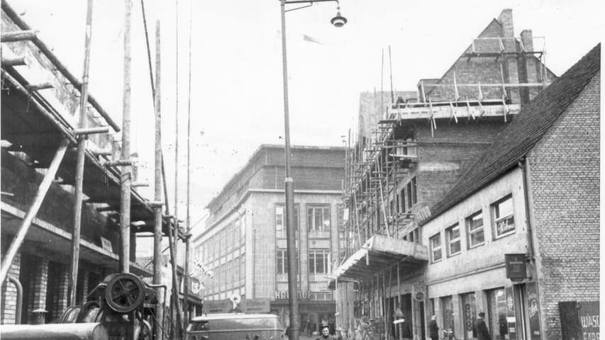 Gerüste, Baustellen und der Blick auf den Kaufhof im Hintergrund: So sah die Breite Gasse in Nürnberg in der Nachkriegszeit aus. Heute ist sie Fußgängerzone und Einkaufsmeile