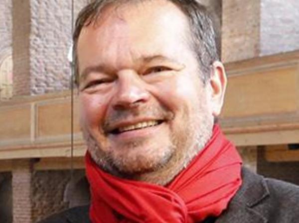 Markenzeichen roter Schal: Pfarrer Bernd Reuther stemmt das Projekt mit seinem Team im fünften Jahr.