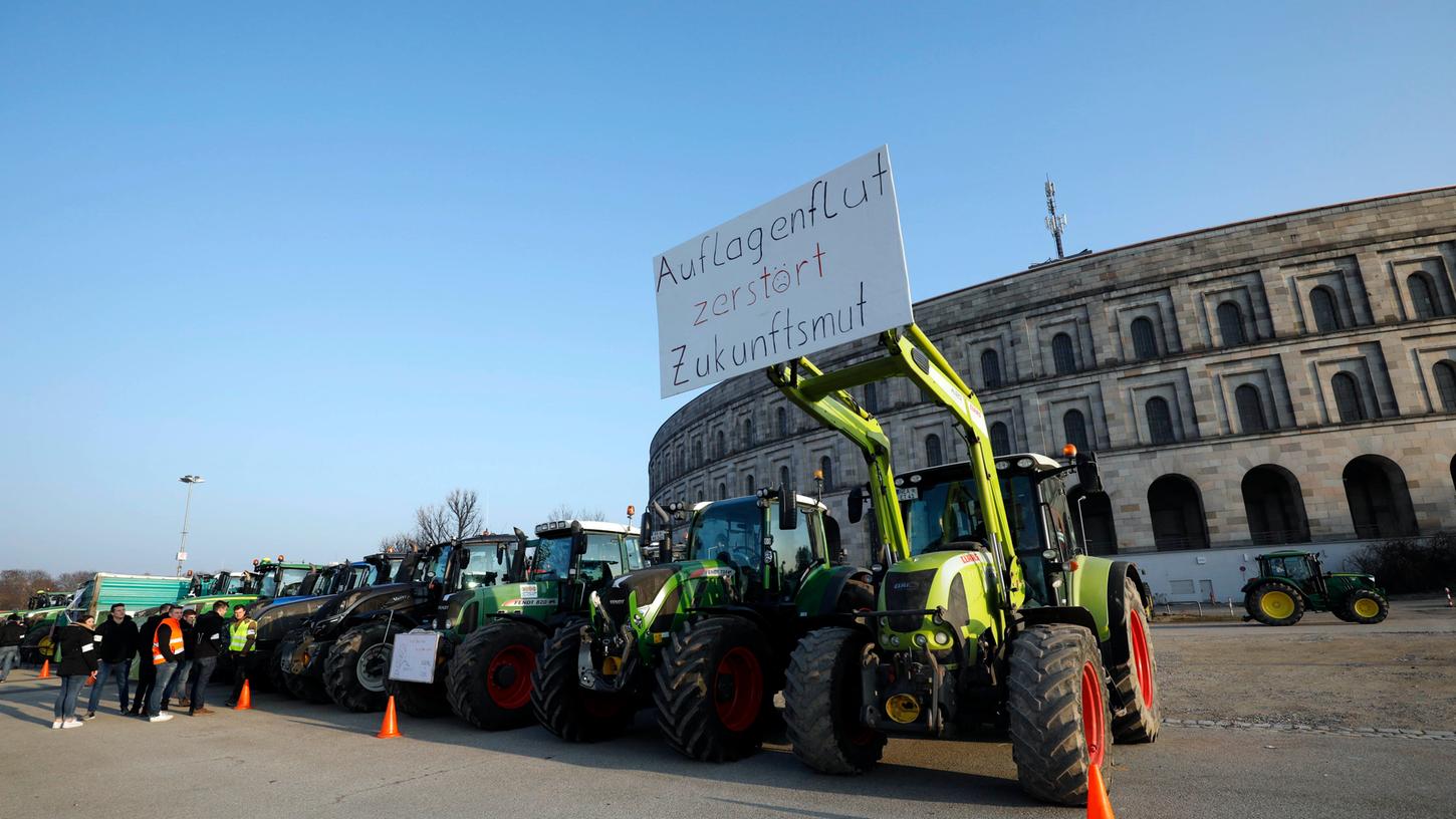 Tausende Bauern haben sich am Freitag auf dem Nürnberger Volksfestplatz zur Großdemonstration versammelt. Tausende Bauern haben sich am Freitag auf dem Nürnberger Volksfestplatz zur Großdemonstration versammelt.