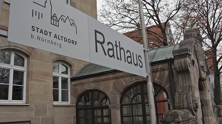 Spannend: Wird die Anzahl der Unterschriften reichen für die Neulinge, die sich am 15. März zur Wahl stellen wollen? In Altdorf versucht sich die Satirepartei Die Partei.
Spannend: Wird die Anzahl der Unterschriften reichen für die Neulinge, die sich am 15. März zur Wahl stellen wollen? In Altdorf versucht sich die Satirepartei Die Partei.