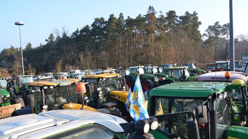 Großdemo in Nürnberg: Tausende Landwirte protestieren auf Volksfestplatz