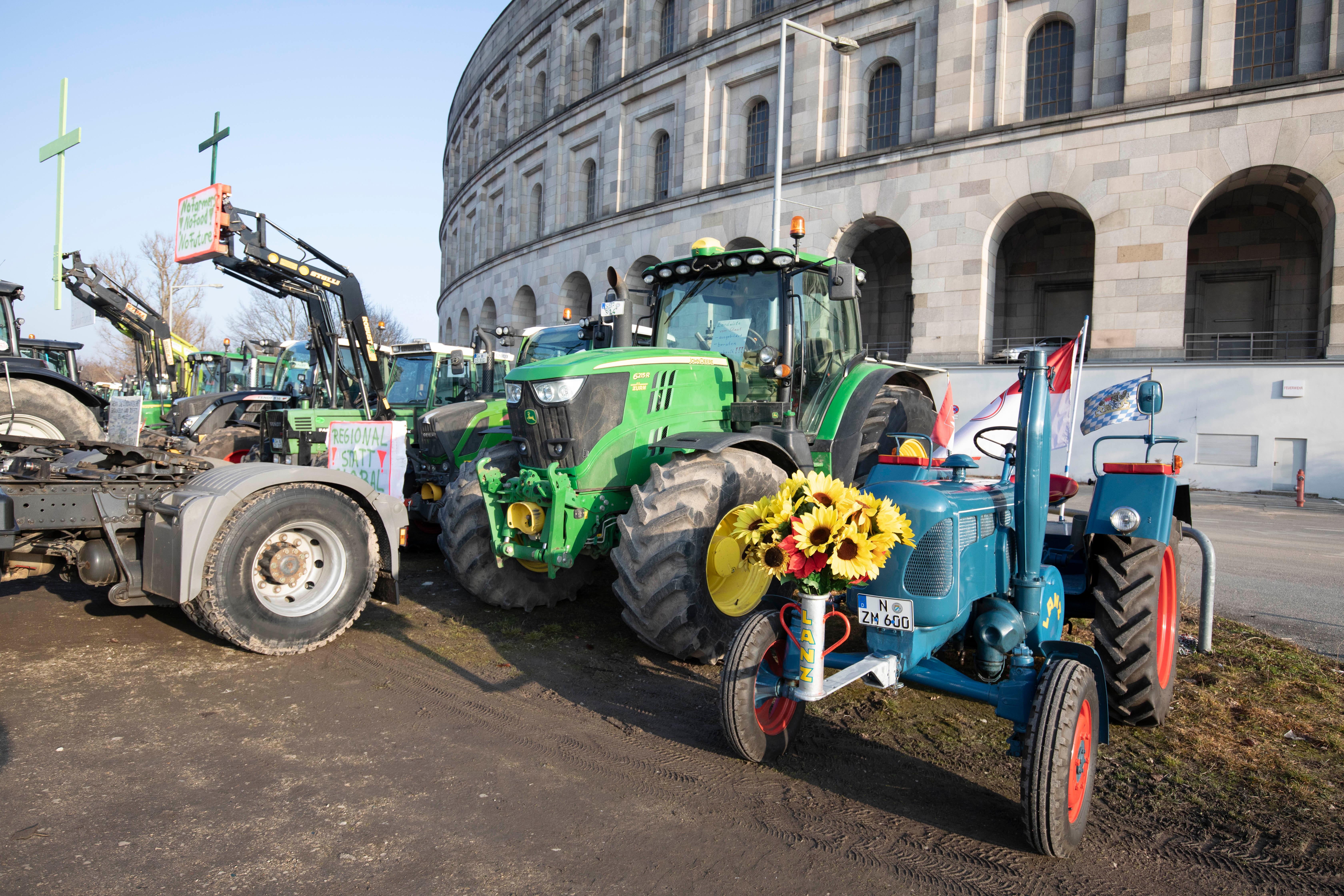 Gro&szlig;demo in N&uuml;rnberg: Tausende Landwirte protestieren auf Volksfestplatz