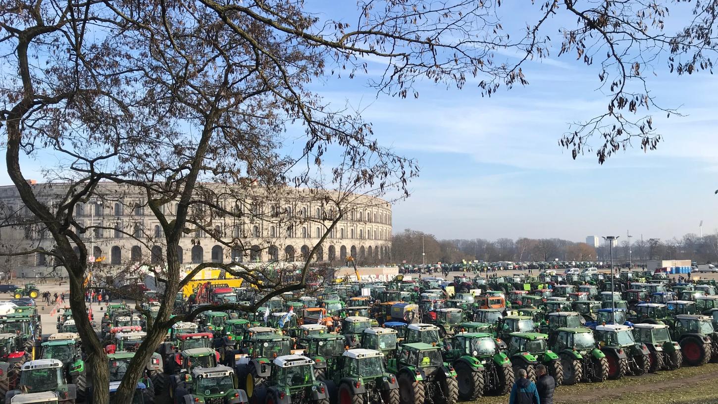 Etwa 2500 Traktoren waren am Freitag auf dem Volksfestplatz.