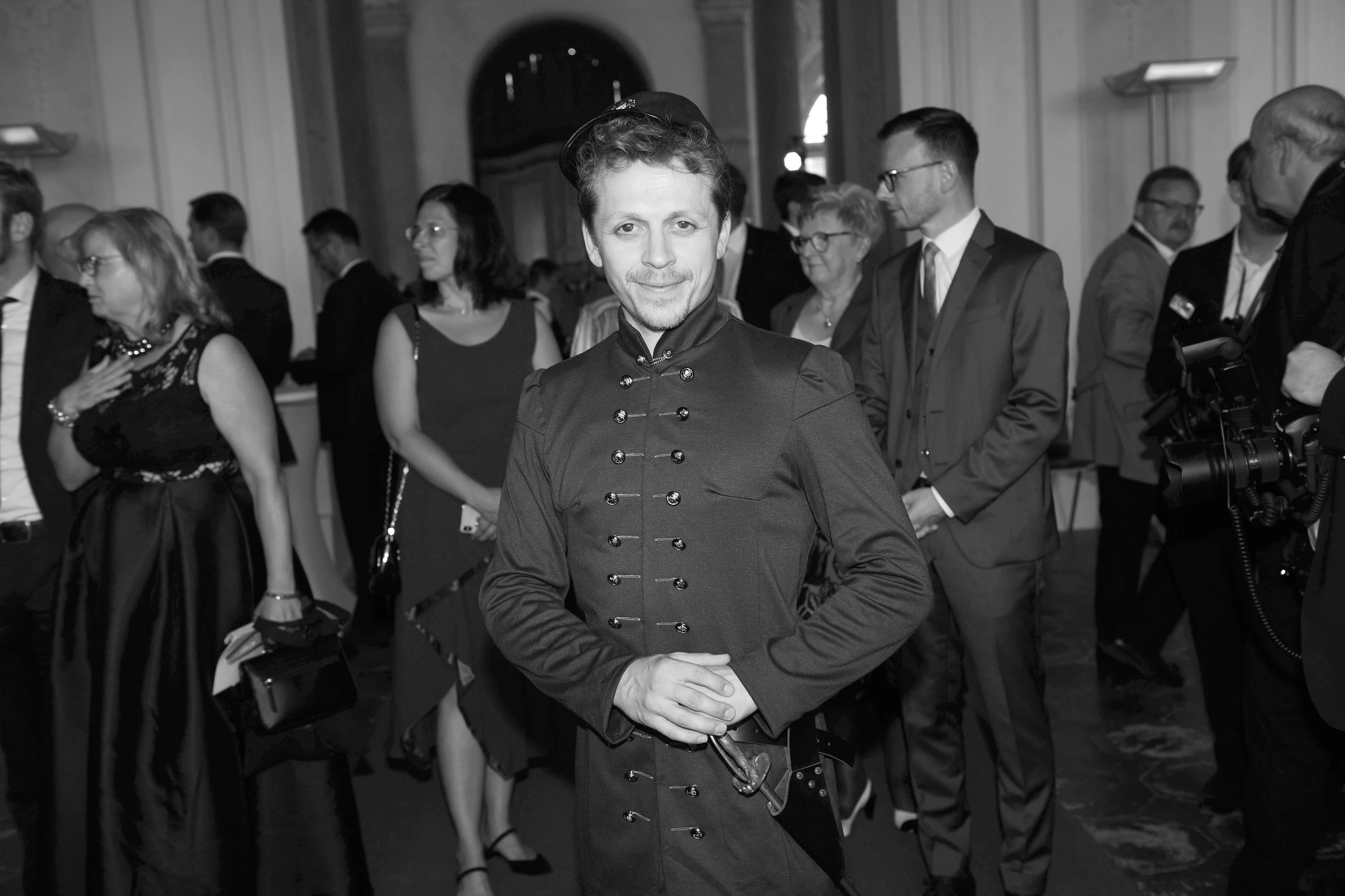 Der Schauspieler Ferdinand Schmidt-Modrow wurde bekannt durch Serien wie "Sturm der Liebe" und "Dahoam is Dahoam". Am 15. Januar starb er im Alter von 34 Jahren an einer unerkannten Vorerkrankung, wie seine Familie mitteilte.