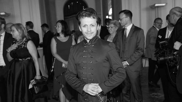 Der Schauspieler Ferdinand Schmidt-Modrow wurde bekannt durch Serien wie "Sturm der Liebe" und "Dahoam is Dahoam". Am 15. Januar starb er im Alter von 34 Jahren an einer unerkannten Vorerkrankung, wie seine Familie mitteilte.