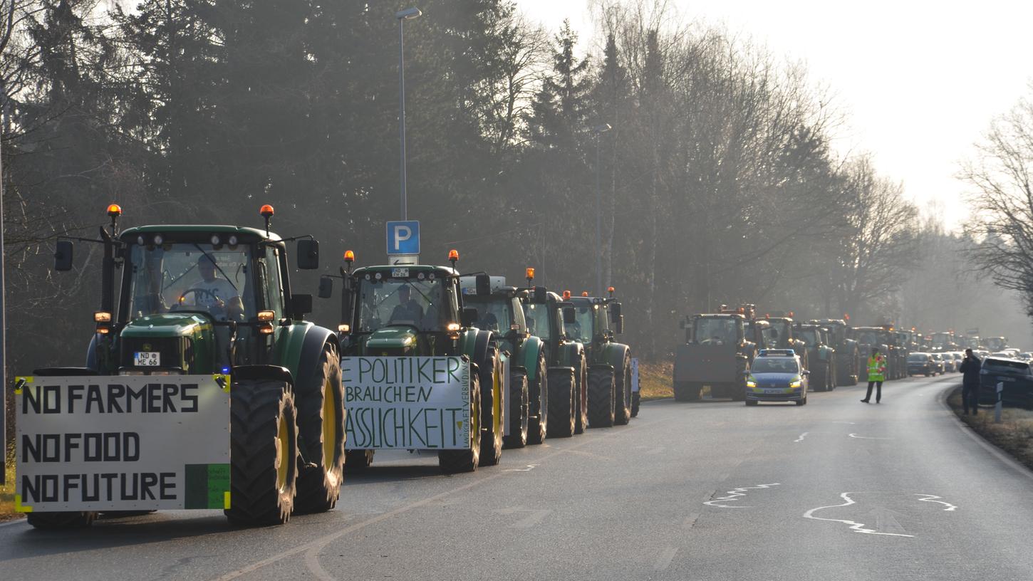 Im Januar fuhren hunderte Bauern mit ihren Traktoren sternförmig nach Nürnberg. Dort fand am Volksfestplatz eine Protestveranstaltung statt.