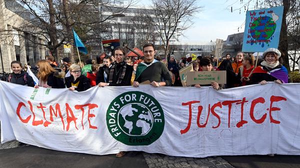 Im Januar 2019 gründete sich in Erlangen eine lokale Gruppe von Fridays for Future. Zum einjährigen Bestehen gab es eine Demo und eine Kundgebung vorm Rathaus.