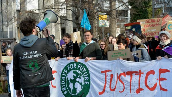 Im Januar 2019 gründete sich in Erlangen eine lokale Gruppe von Fridays for Future. Zum einjährigen Bestehen gab es eine Demo und eine Kundgebung vorm Rathaus.