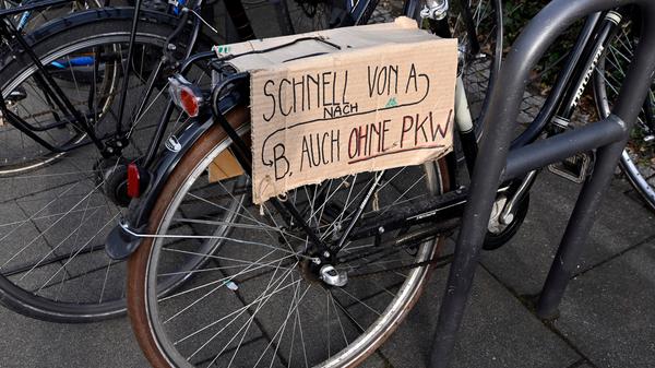 Im Januar 2019 gründete sich in Erlangen eine lokale Gruppe von Fridays for Future. Zum einjährigen Bestehen gab es eine Demo und eine Kundgebung vorm Rathaus.