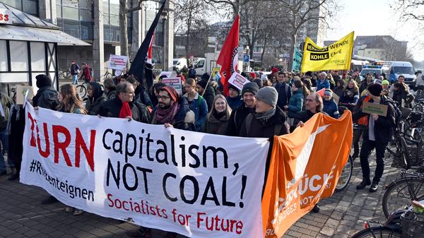 Im Januar 2019 gründete sich in Erlangen eine lokale Gruppe von Fridays for Future. Zum einjährigen Bestehen gab es eine Demo und eine Kundgebung vorm Rathaus.