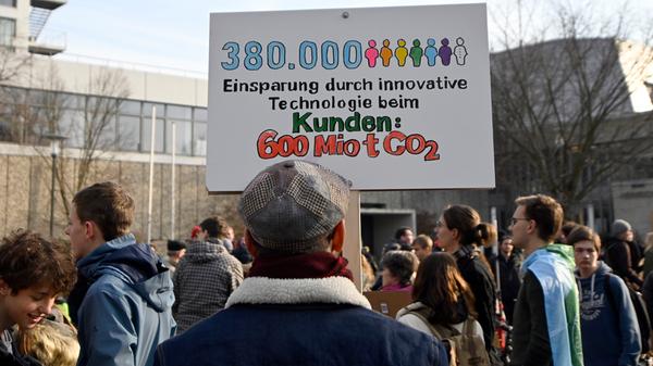 Im Januar 2019 gründete sich in Erlangen eine lokale Gruppe von Fridays for Future. Zum einjährigen Bestehen gab es eine Demo und eine Kundgebung vorm Rathaus.