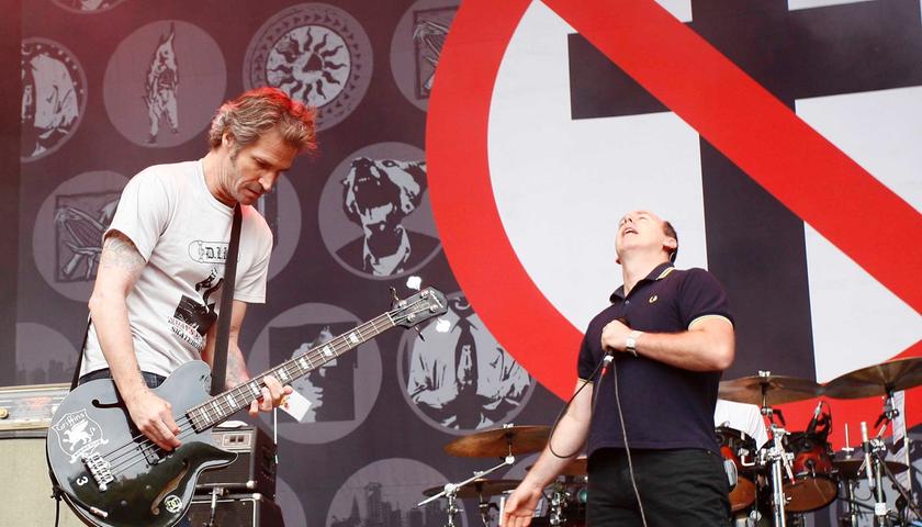 Punkrock gepaart mit sozialkritischen Texten wird von der US-amerikanischen Band Bad Religion geliefert - trotz 30 Jahren Bühnenerfahrung immer noch Kult. Ein Bandporträt von Bad Religion könnt Ihr hier lesen.