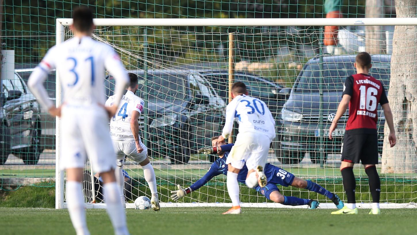 Alle Nürnberger Offensivbemühungen blieben erfolglos, NK Osijek dagegen nutzte seine Chancen und erzielte mit diesem Foulelfmeter das 2:0. Alle Nürnberger Offensivbemühungen blieben erfolglos, NK Osijek dagegen nutzte seine Chancen und erzielte mit diesem Foulelfmeter das 2:0.