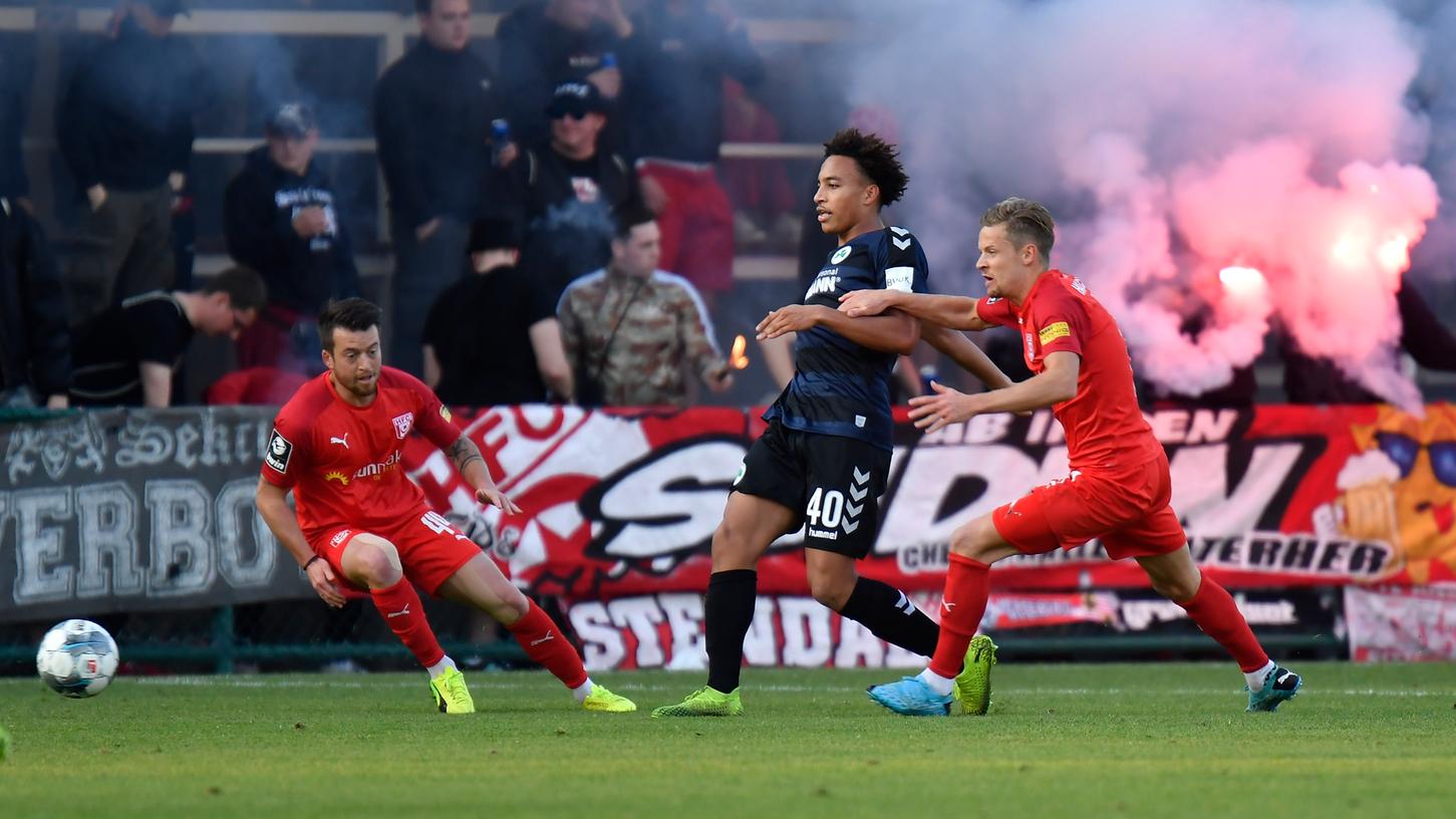 Die Fans des Halleschen FC hüllten das Spielfeld immer wieder in Rauch und zündeten nach Schlusspfiff sogar ein Feuerwerk. Die Fans des Halleschen FC hüllten das Spielfeld immer wieder in Rauch und zündeten nach Schlusspfiff sogar ein Feuerwerk.