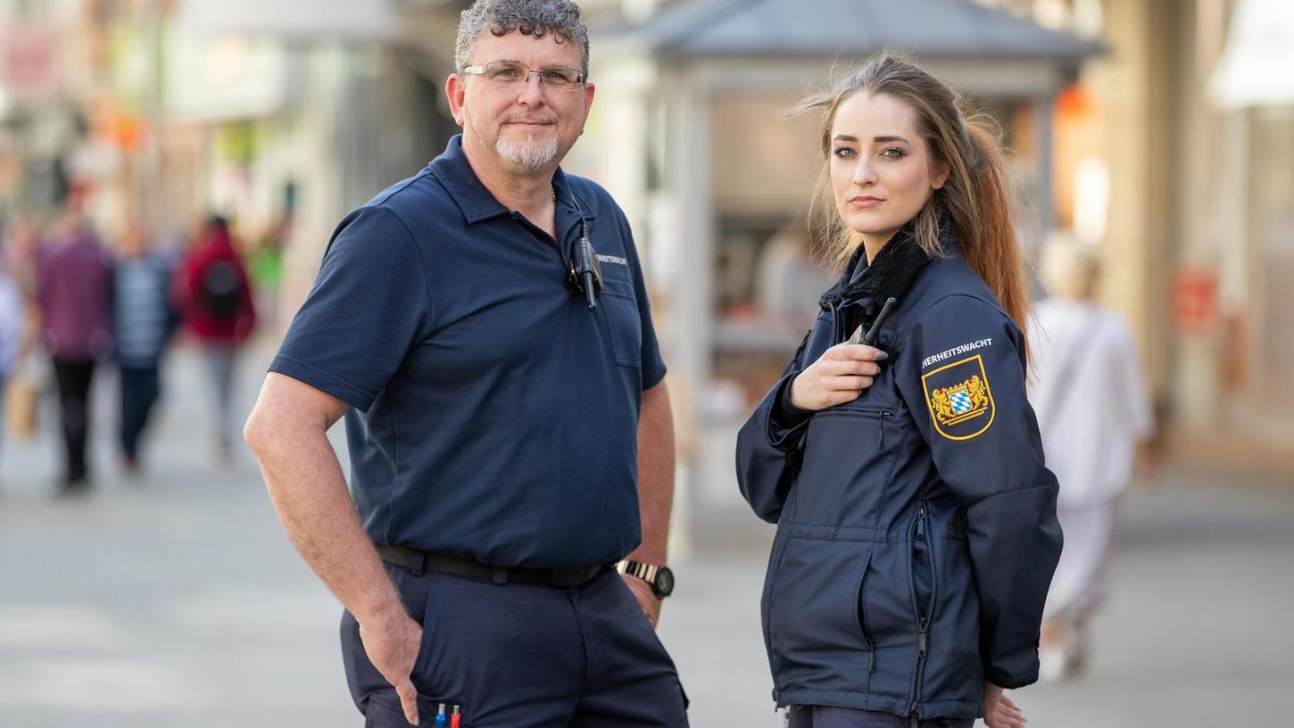 Die Uniform der bayerischen Sicherheitswacht sieht der Polizeiuniform sehr ähnlich: Sie soll den Trägern Respekt verschaffen. Polizeiliche Befugnisse haben sie allerdings nicht.
