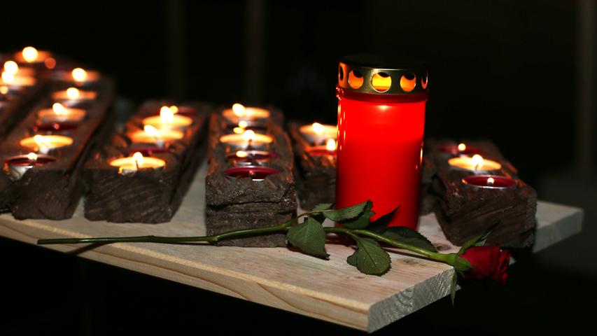 Gedenken an Opfer im Iran: Leuchtendes Kerzenmeer vor dem Fürther Rathaus