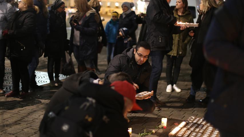 Gedenken an Opfer im Iran: Leuchtendes Kerzenmeer vor dem Fürther Rathaus