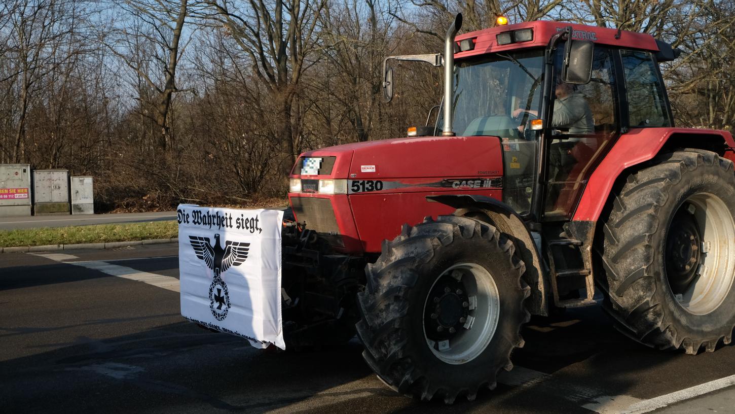 Vor allem in Sozialen Netzwerken hagelte es Kritik für die Banner zweier Landwirte - die Inhalte seien aber nicht strafrechtlich relevant, betont die Polizei. Vor allem in Sozialen Netzwerken hagelte es Kritik für die Banner zweier Landwirte - die Inhalte seien aber nicht strafrechtlich relevant, betont die Polizei.