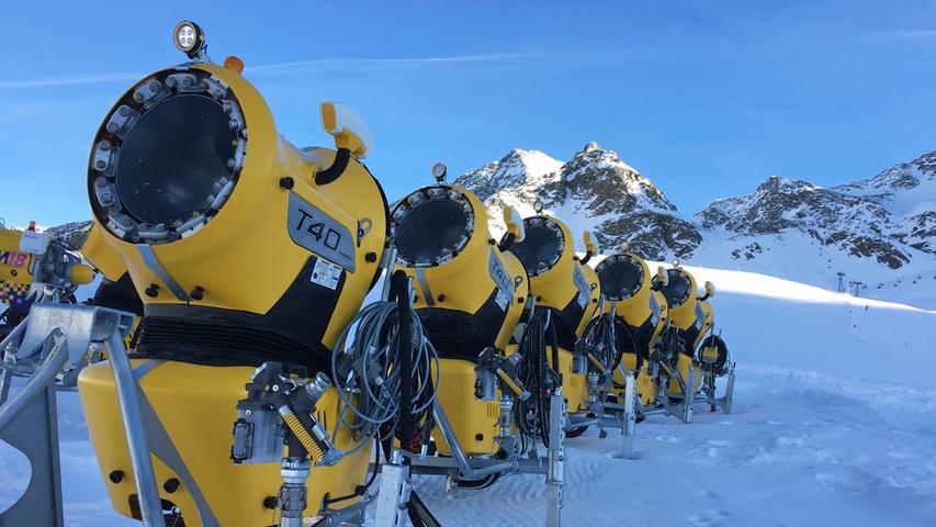 Neben einer Skipiste im Tiroler Kühtai auf 2020 Meter Meereshöhe warten unzählige Schneekanonen auf ihren Einsatz. Besonders der Föhn der vergangene Tage hat den Schnee schmelzen lassen.
