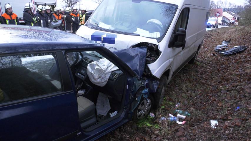 Auto verkeilt sich in Transporter: Zwei Schwerverletzte