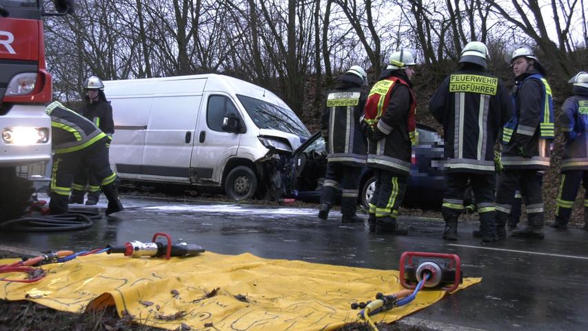 Auto verkeilt sich in Transporter: Zwei Schwerverletzte