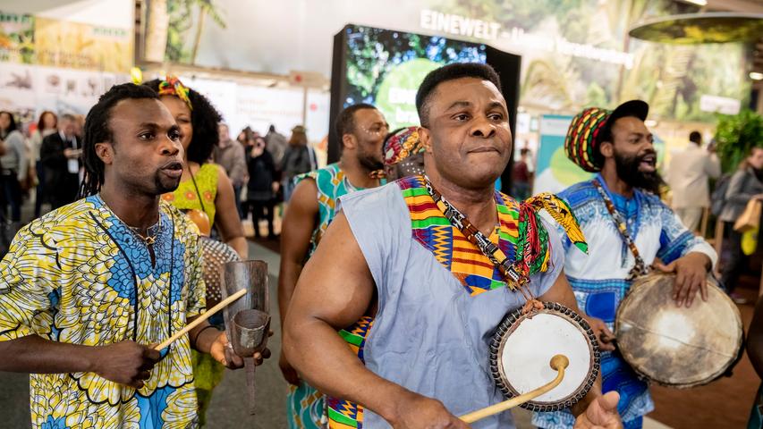Die ghanaische Musiktheatergruppe Adesa tritt bei der Internationalen Grünen Woche in Berlin auf. Die weltgrößte Messe für Ernährung, Landwirtschaft und Gartenbau dauert bis 26. Januar 2020.