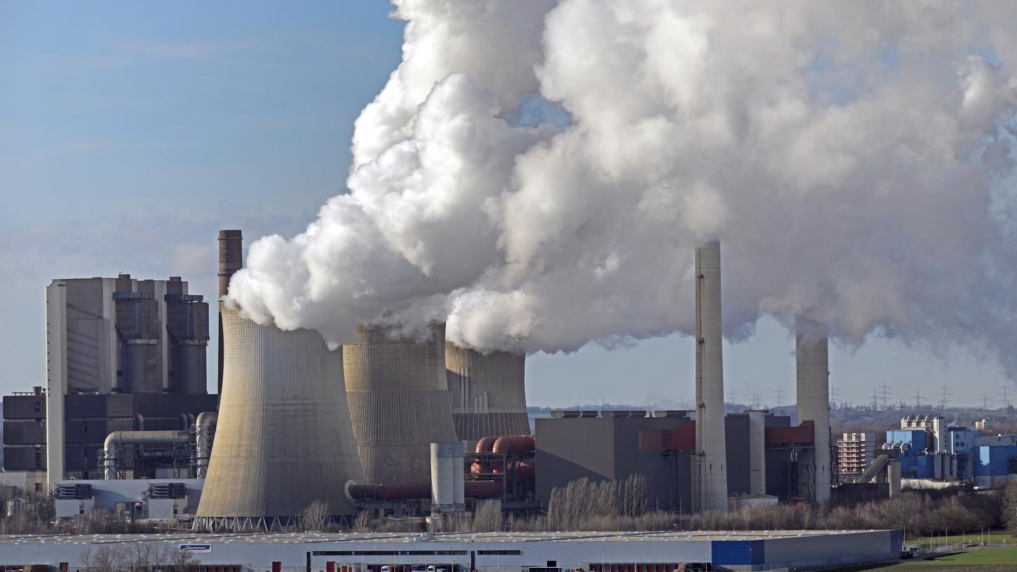 Aus dem RWE-Kraftwerk Weisweiler in Nordrhein-Westfalen steigt Dampf und Rauch. Das alte Braunkohlekraftwerk soll nach der Einigung von Bund und Ländern zum Kohleausstieg bald vom Netz gehen.